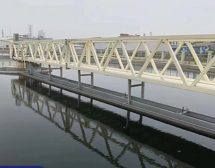 行車式刮泥機(jī)_吸泥機(jī)_污水廠平流沉淀池橋式行車刮泥機(jī)設(shè)備